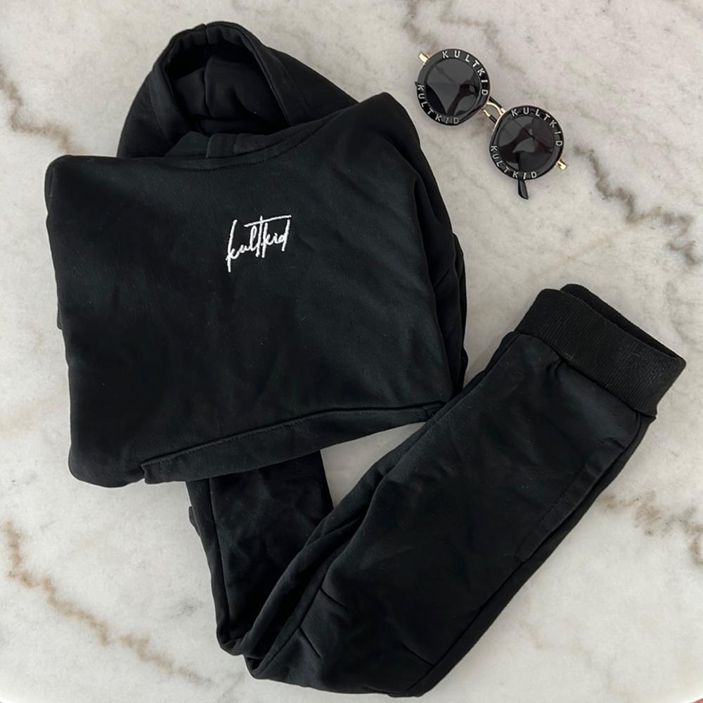 Kult kid sweatsuit & sunglasses